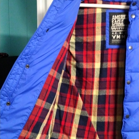 American Eagle Men's Medium Blue Down Vest Zipper & Buttons 2 outside pockets. - Picture 5 of 7